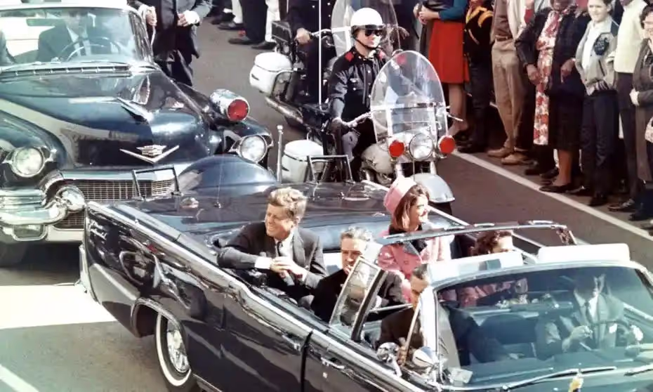 Le bêtisier 2021, la résurrection de JFK et la religion laïque