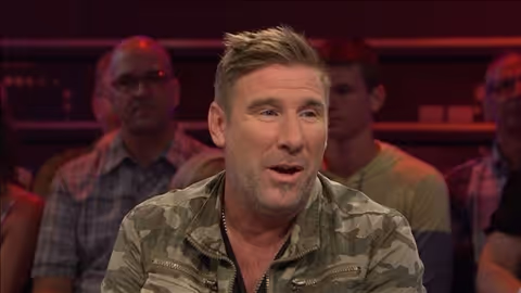 Peter MacLeod, qui regarde autour de lui Image principale