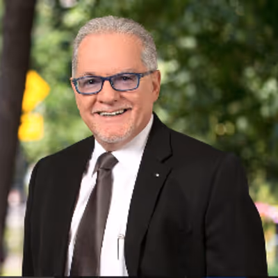 Richard Guay, félicitant sa collègue qui connait la mécanique Image principale