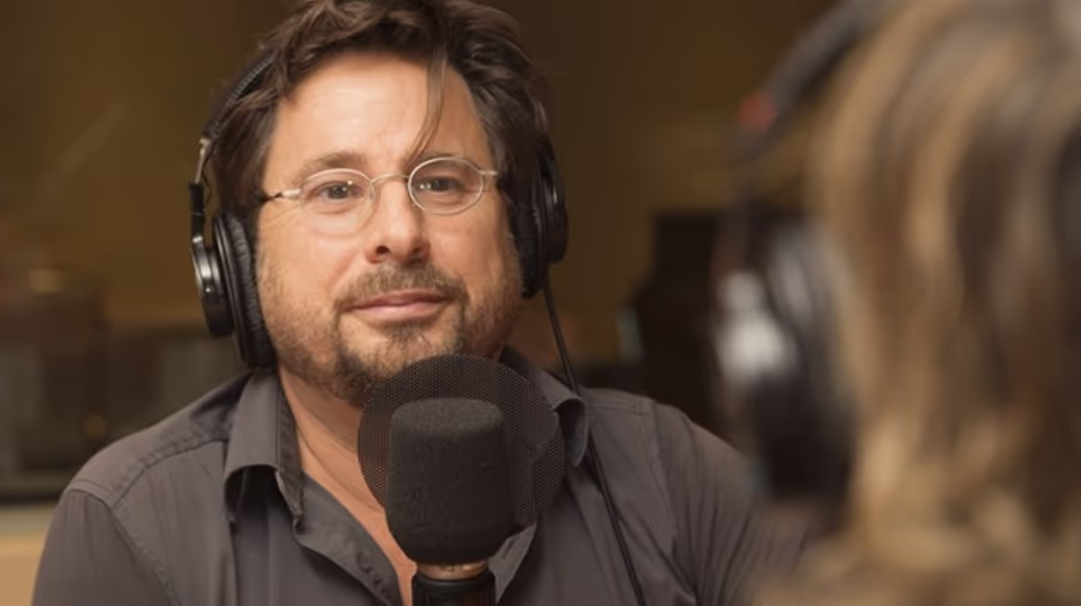 Stéphane E. Roy, qui trouve les médias biaisés