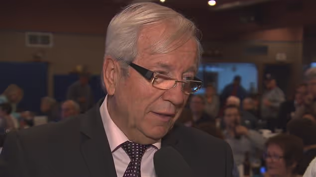 Louis Plamondon, qui a de la misère avec son téléphone