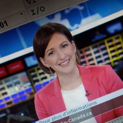 Véronique Darveau, qui écoute avec des lunettes Post feature image