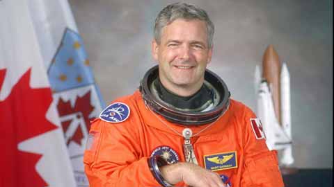 Marc Garneau, qui donne un exemple extrême à propos des couteaux dans les avions Post image