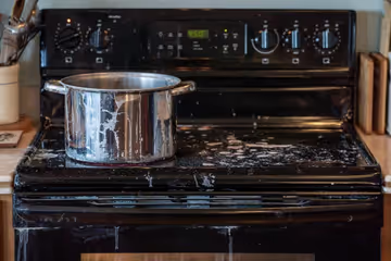 La fille de la femme qui fait les gants de la Reine, une marmite et les trotskystes de QS Image principale