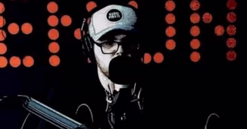 Frank le Dédômiseur, qui compare les armes utilisées dans les tueries et celles utilisées en Ukraine Image principale