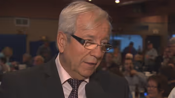 Louis Plamondon, qui a de la misère avec son téléphone Image principale